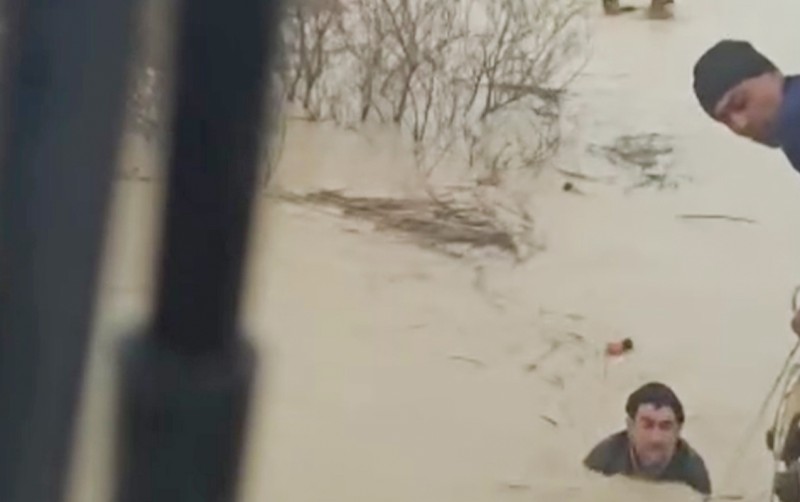 Seldə köməksiz qalmışdı - Vətəndaşlar xilas etdi - VİDEO