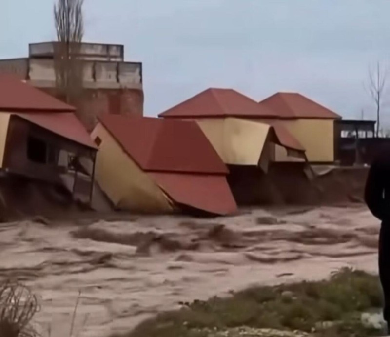 Aramsız yağışlar Türkiyə və Dağıstanda həyatı iflic etdi