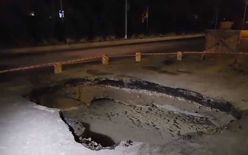 Çobanzadə küçəsində yol çökdü, böyük çuxur yarandı - VİDEO