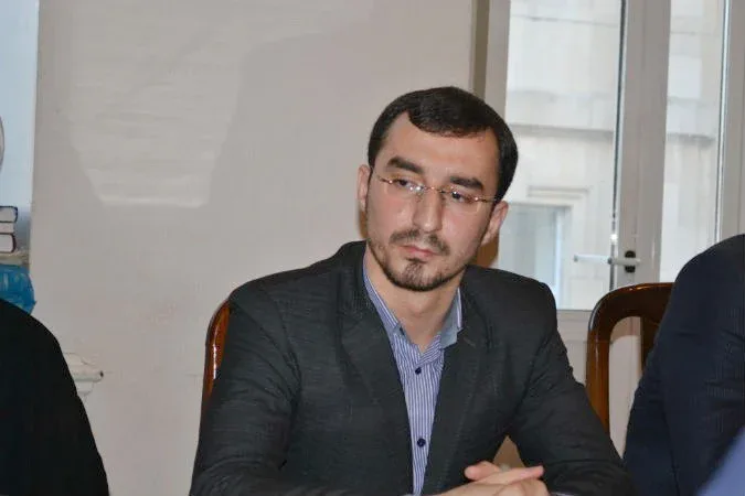 Taleh Bağırzadənin oğlu 17 yaşlı qızın yumruqla burnunu sındırdı