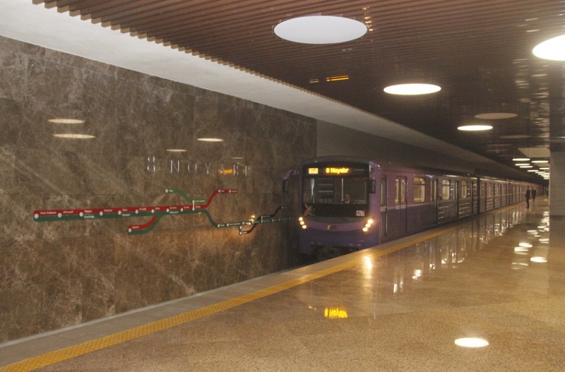 Metroda yeni keçid inşa edilir - FOTOLAR