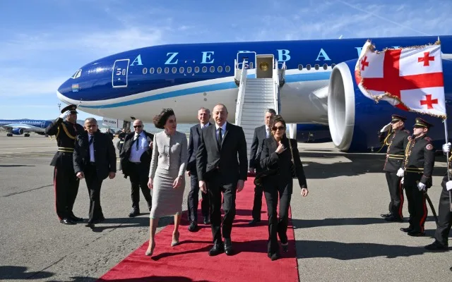 İlham Əliyevin Gürcüstanda qarşılanma mərasimindən eksklüziv kadrlar