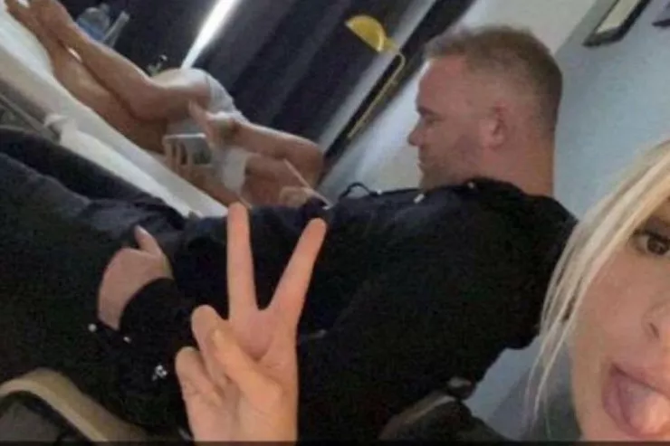 Əfsanəvi futbolçunun iki qadınla eyni otaqdan fotosu yayıldı