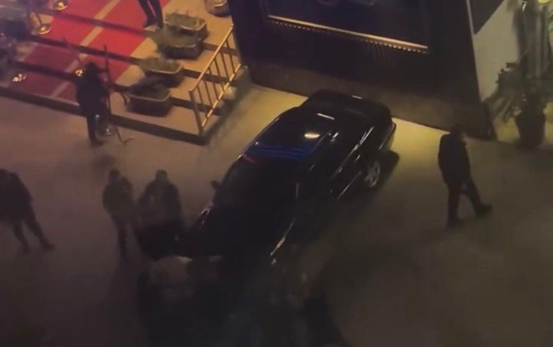 Şəhərin mərkəzində restoranın qarşısında kütləvi dava - VİDEO