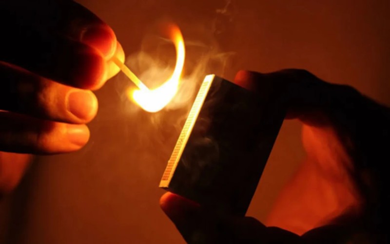 Bacısının keçmiş ərinin üzərinə benzin töküb yandırdı - Məhkəmə