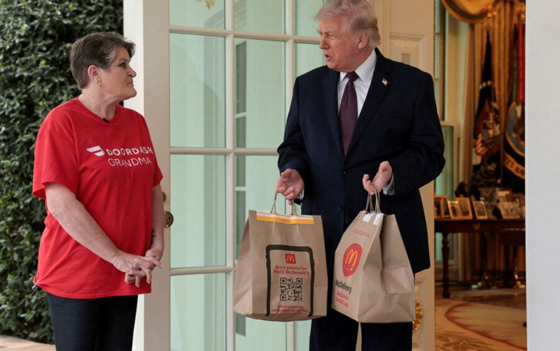 Tramp kuryerlə mətbuat konfransı keçirdi