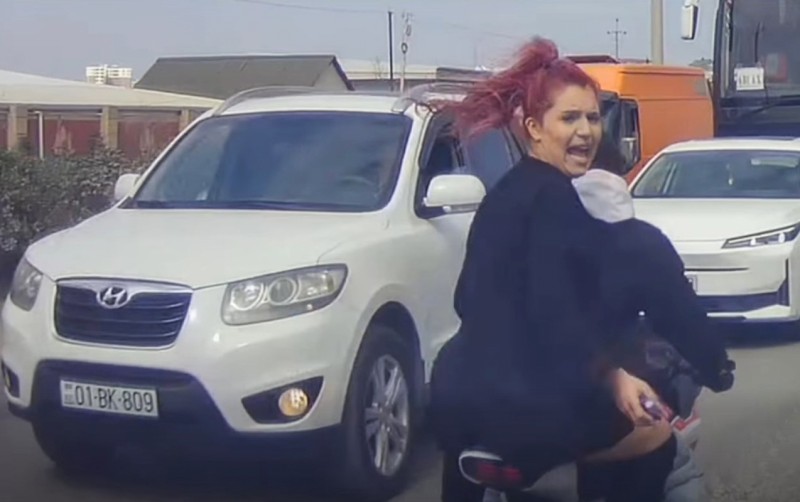 Gənc qızlardan motosikletlə təhlükəli hərəkətlər - VİDEO