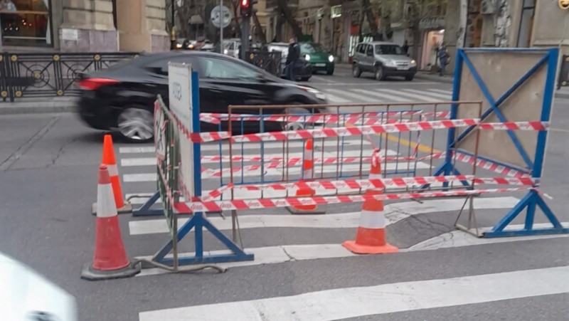 Paytaxtın mərkəzində yol çökdü - FOTO