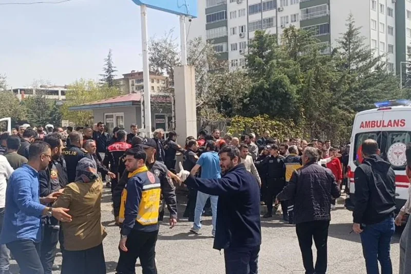Türkiyədə məktəbə silahlı hücum edən şəxs özünü öldürdü - YENİLƏNİB