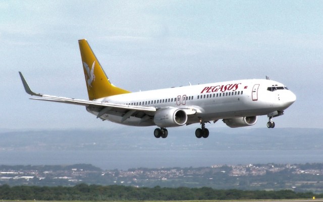 Peterburqdan havaya qalxan təyyarə məcburi eniş etdi