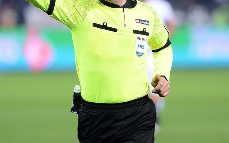 "Qırmızı” verdiyi futbolçunu meydana qaytardı