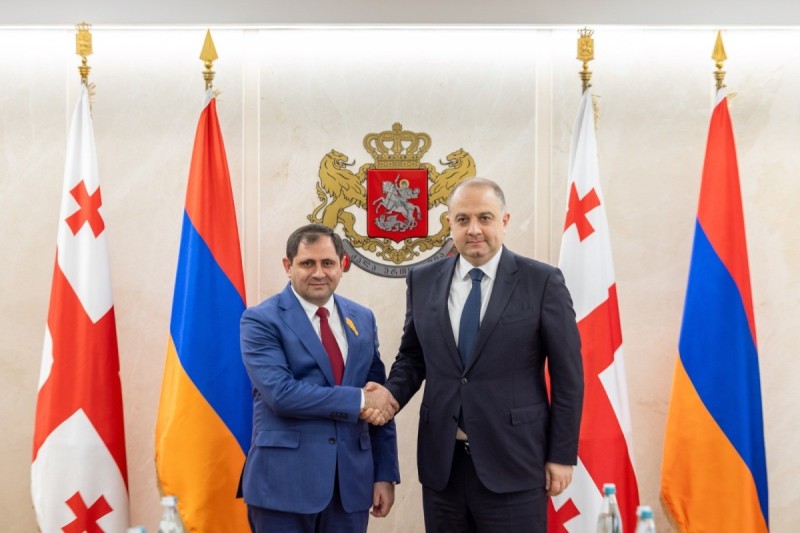 Qonşu müdafiə nazirləri regional təhlükəsizliyi müzakirə etdi