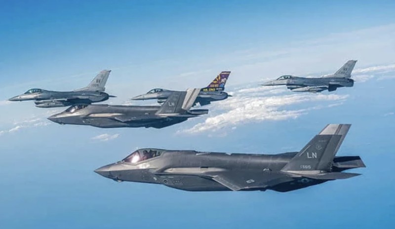 ABŞ Yaxın Şərqə yeni qırıcılar göndərdi