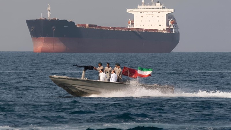 İran Hörmüzdə iki gəmini ələ keçirdi