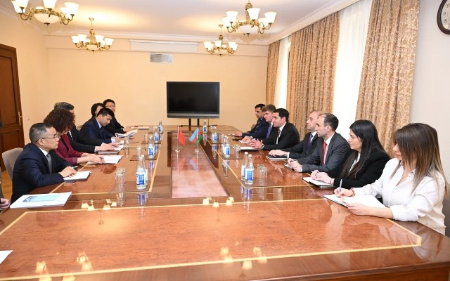 Hikmət Hacıyev çinli nazirlə müzakirə apardı