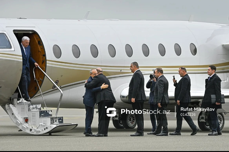 Vahid Ələkbərov rəsmilərlə Füzulidə - Foto