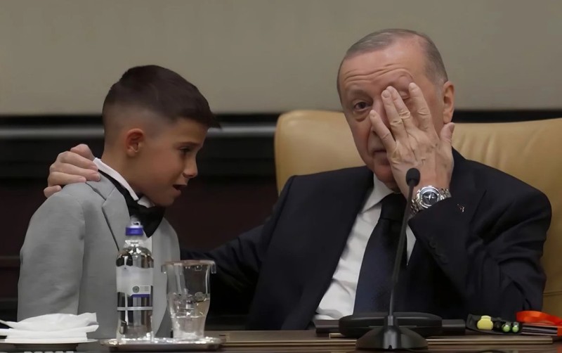 Ərdoğan göz yaşlarını saxlaya bilmədi - VİDEO