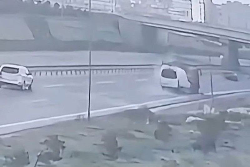 Avtomobil nasazlığa görə dayanan maşına çırpıldı, ölən var - VİDEO