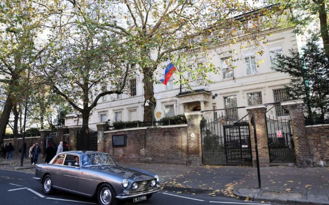 Rus diplomat Britaniyadan qovuldu