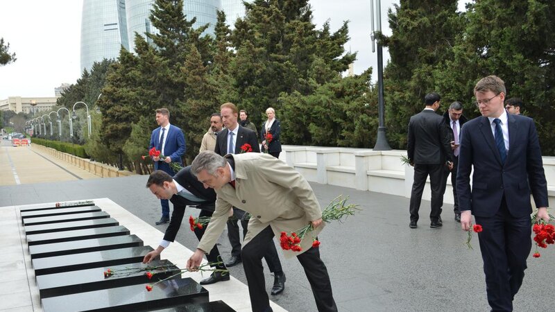 Almaniya diplomatları Şəhidlər xiyabanını ziyarət etdi - FOTO