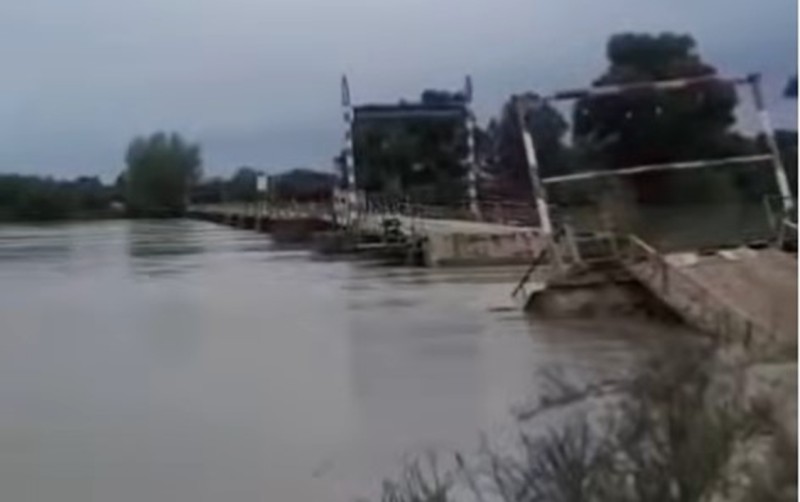 Kürün üstündəki ödənişli körpü dağıldı - VİDEO