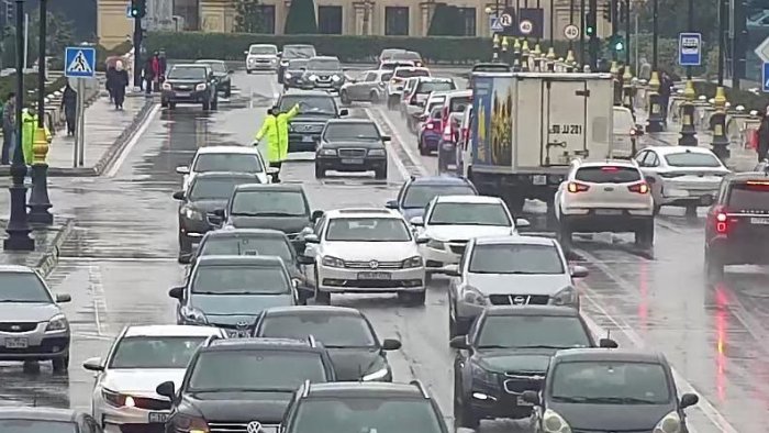 Yağışlı Bakının tıxaclı yolları - SİYAHI