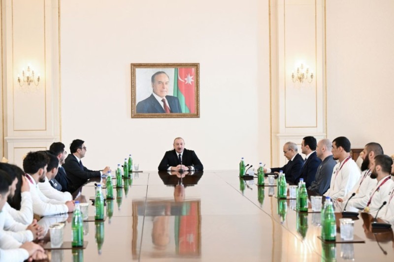 Prezident çempion olan güləşçiləri qəbul etdi - FOTOLAR - YENİLƏNİB
