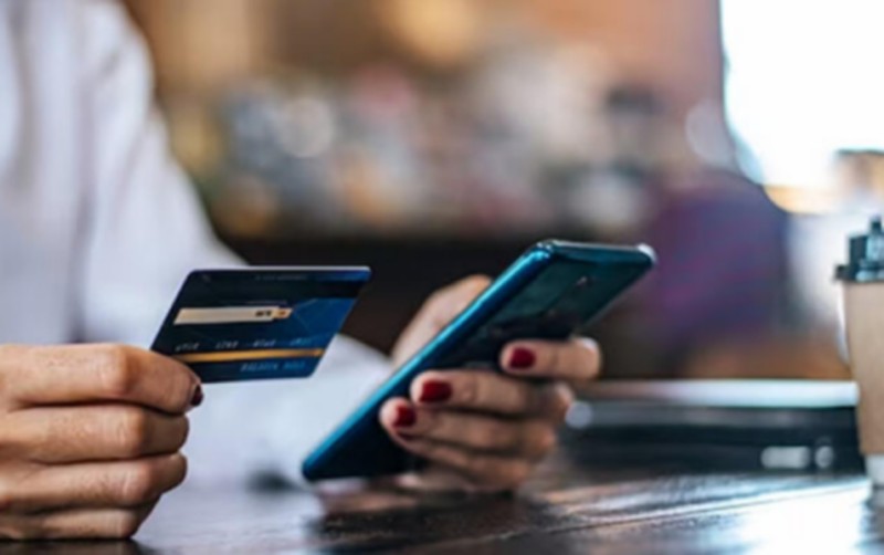 Bank borcu olan müştərinin qohumuna zəng etdi - Cərimələndi