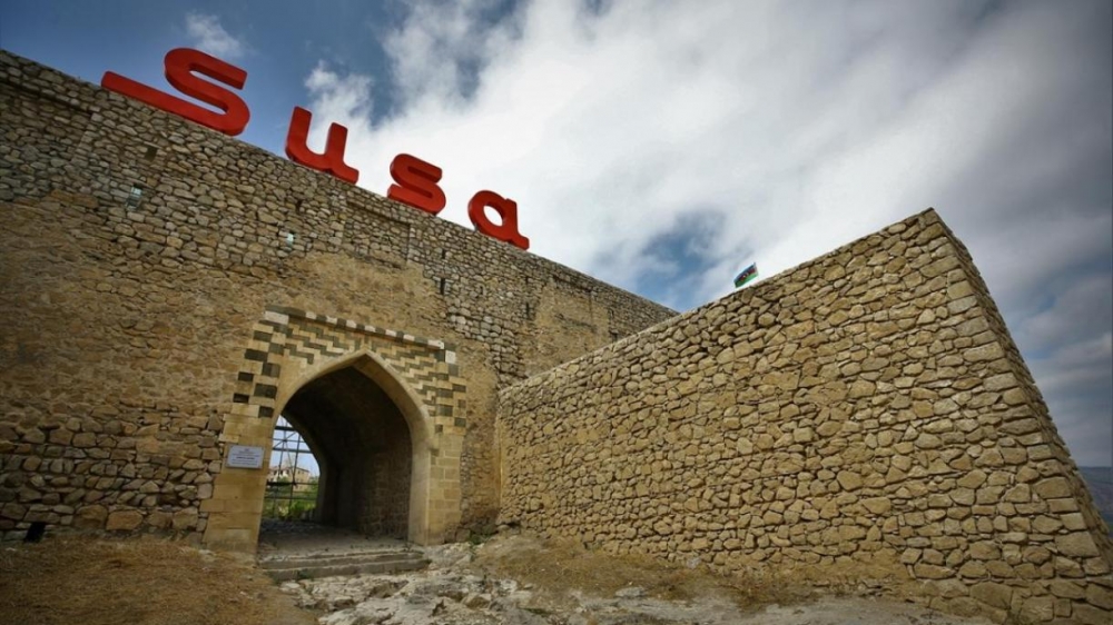 Xarici diplomatlar Şuşada Qazançı kilsəsinə baş çəkiblər