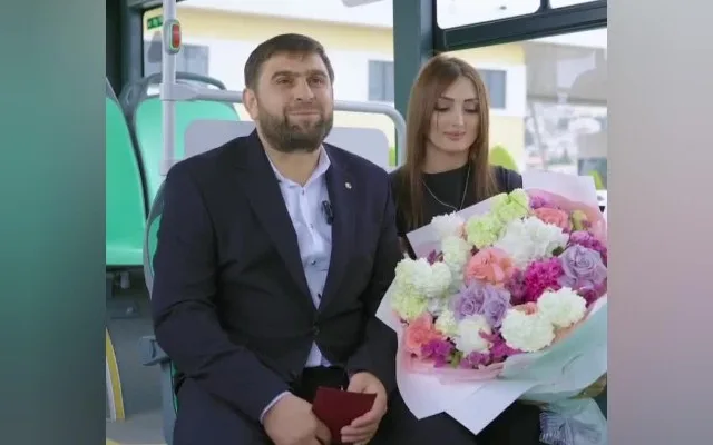 Sevgilisinə avtobusda evlilik təklifi edən sürücü "BakuBus"da qonaq oldu - VİDEO