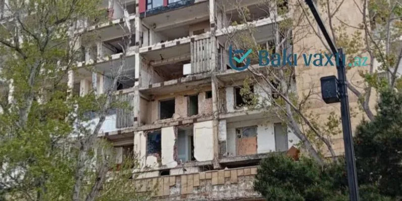 Bakının mərkəzindəki qəzalı yaşayış binası niyə sökülmür? -FOTOLAR