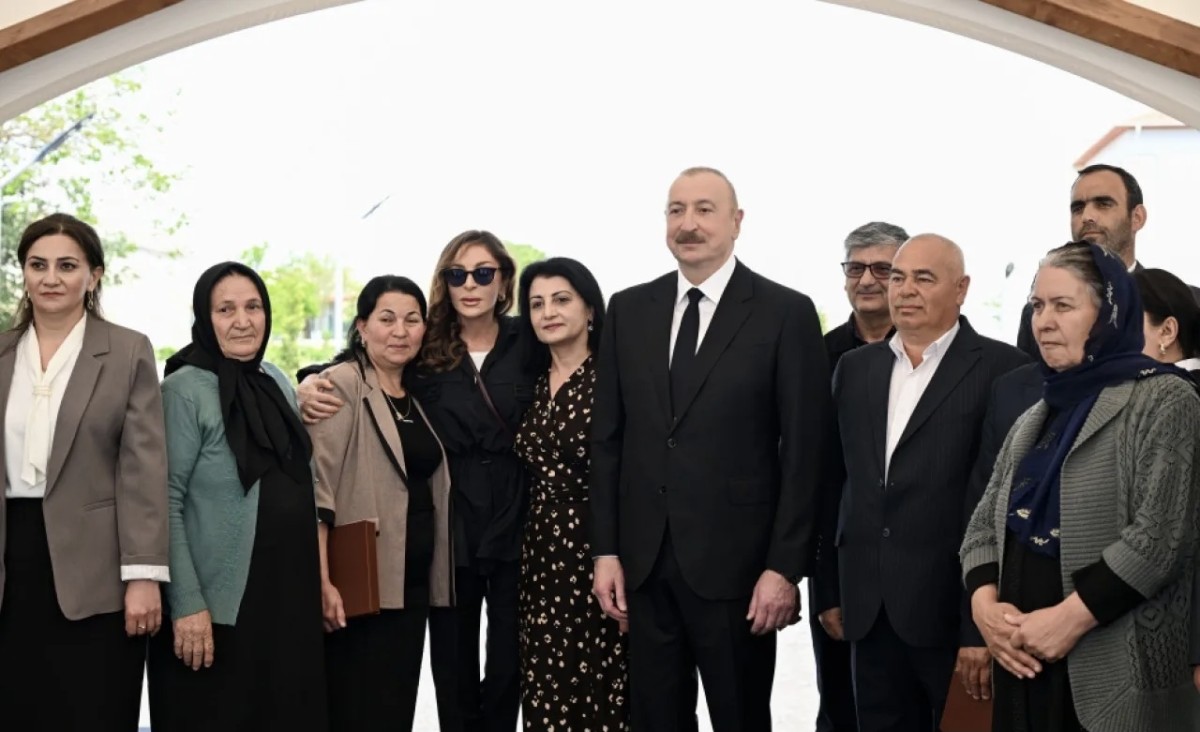 İlham Əliyev onlara evlərinin açarını verdi - FOTOLAR