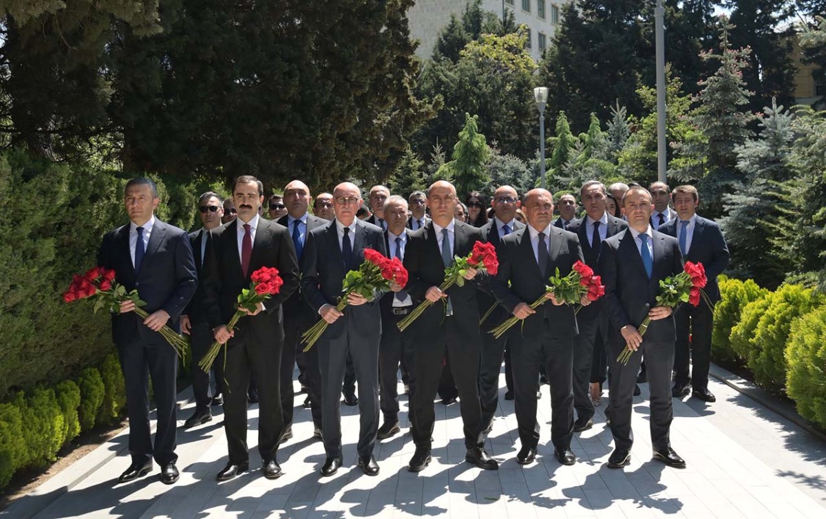Elm və Təhsil Nazirliyinin kollektivi Fəxri xiyabanda - FOTOLAR