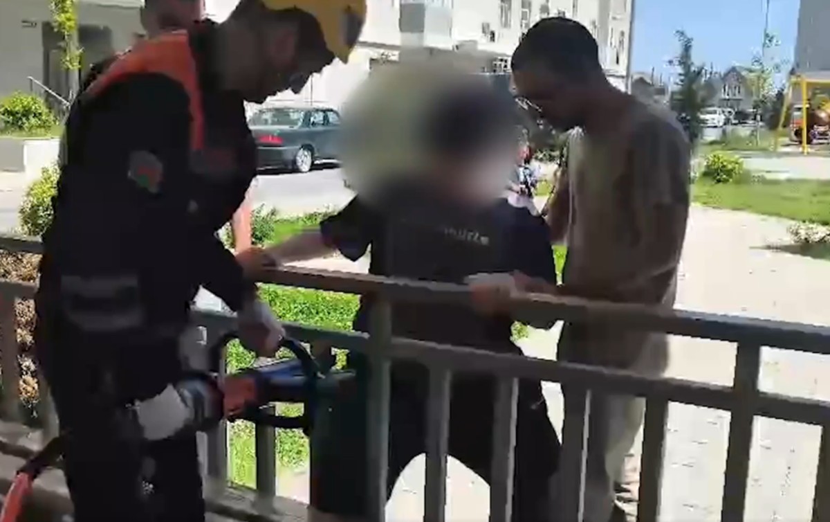 Ayağı dəmir barmaqlıqların arasında qaldı - FHN-ə müraciət etdilər+Video