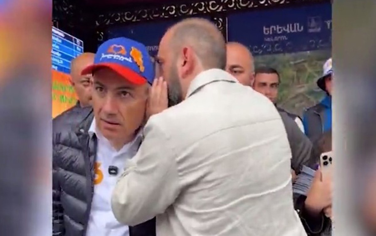 Paşinyanın qulağına pıçıltı ilə dediyi sözlər canlı efirə düşdü - Video
