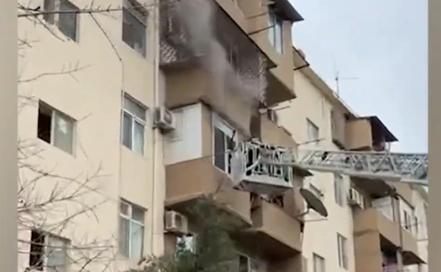 Gəncədə yaşayış binasında yanğın oldu - Sakinlər təxliyə edildi