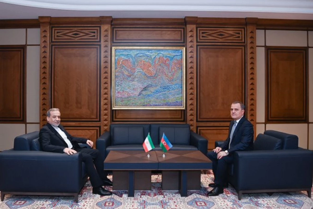 Baş diplomat Əraqçi ilə danışdı