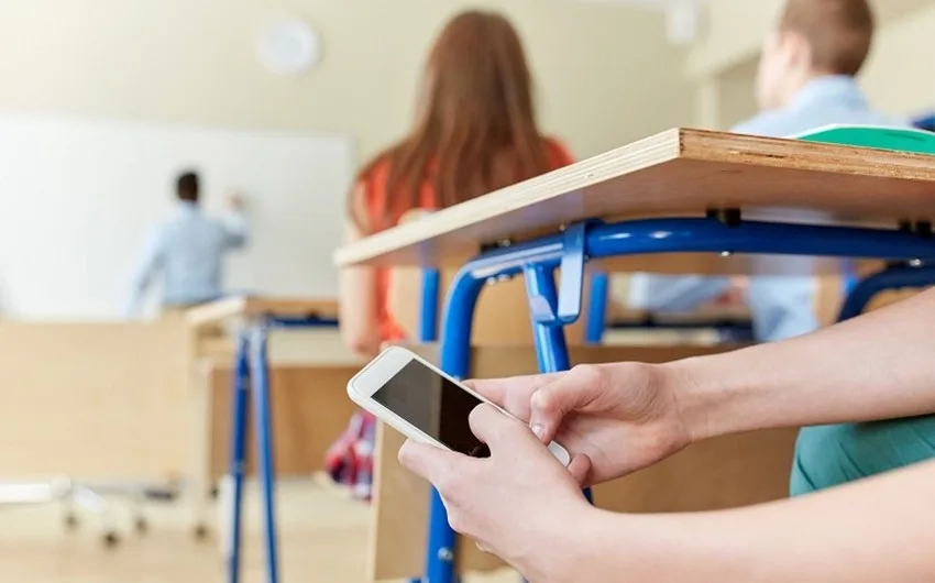 Mobil telefon aşkarlanan şəxs imtahandan xaric edilib