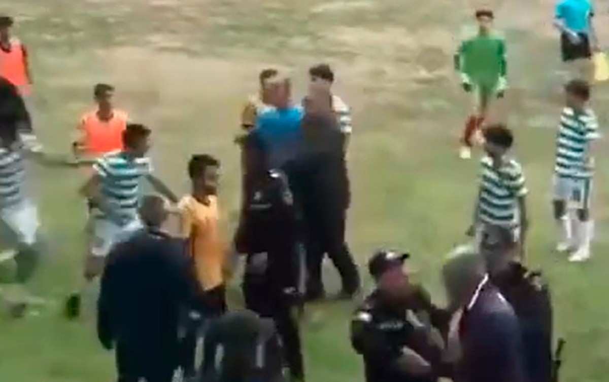 Azarkeşlər futbolçuları döyməyə çalışdı -  Azərbaycanda