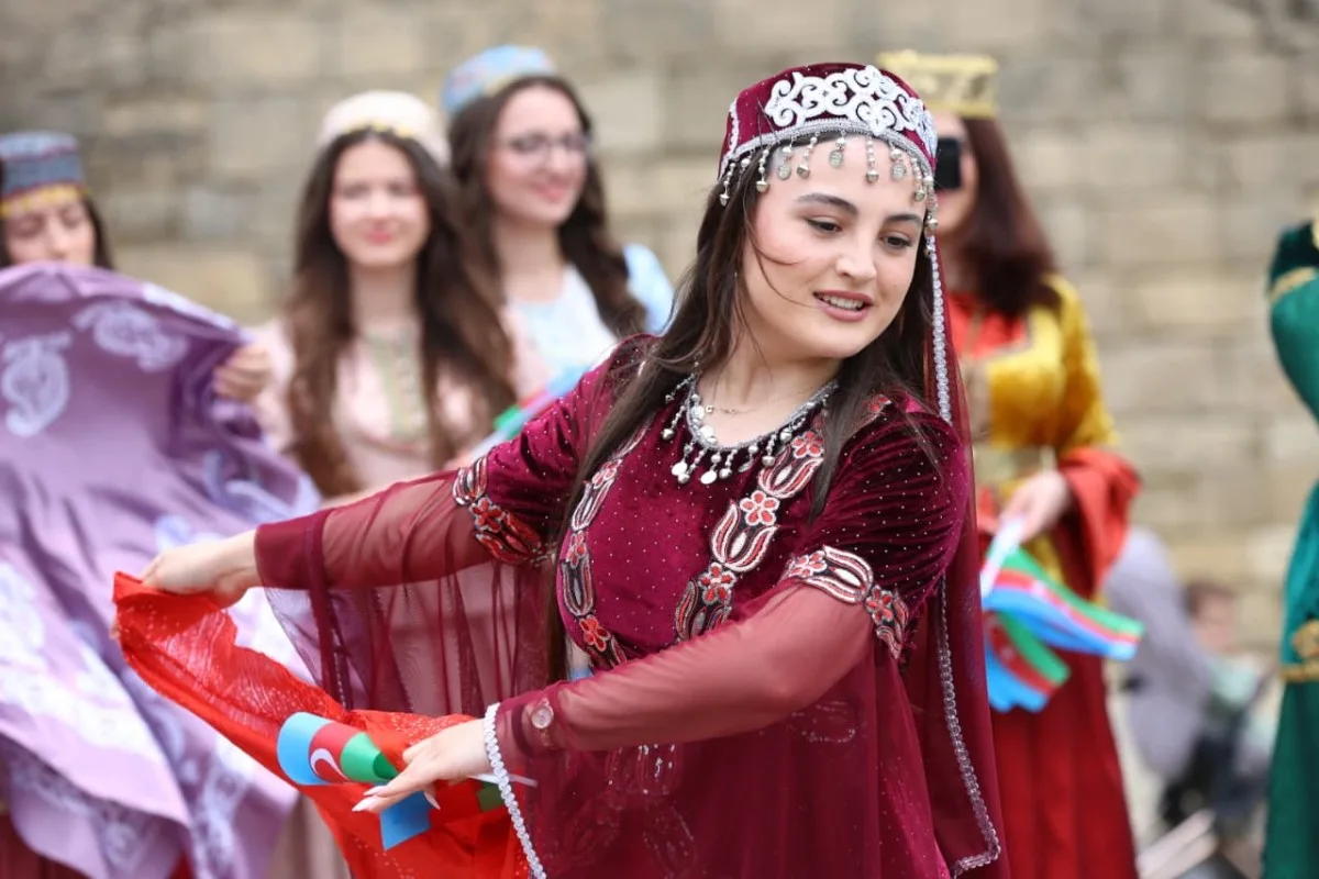 Dünyanı heyran qoyan qızlarımız... - FOTOLAR