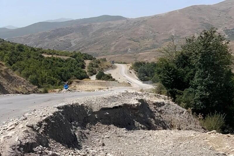 Güclü yağışlar bu yolu yararsız vəziyyətə saldı