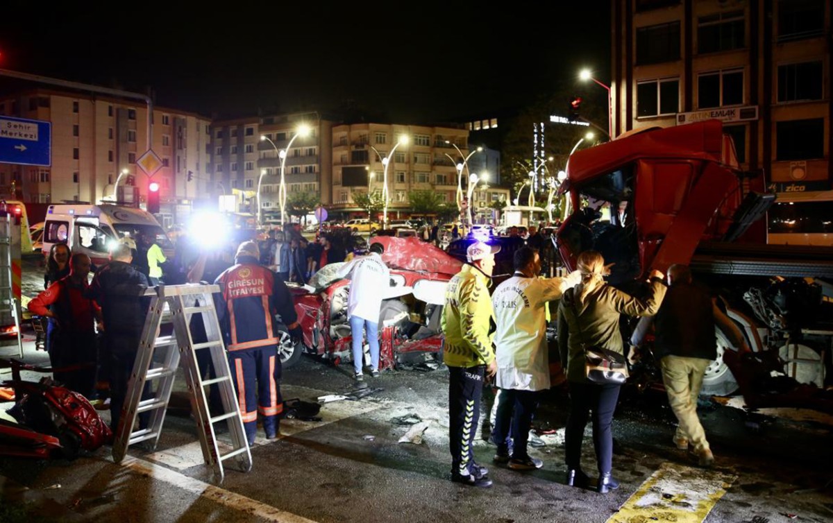 Türkiyədə yük maşını iki avtomobilə çırpıldı - 5 ölü, 6 yaralı