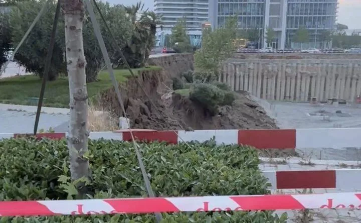 "Ağ Şəhər"də torpaq sürüşməsi oldu - FOTO