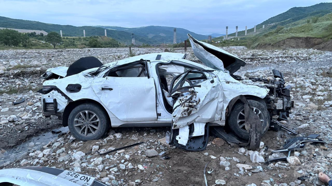 Ağsuda avtomobil çaya aşdı, ölənlər var - TƏFƏRRÜAT - YENİLƏNİB