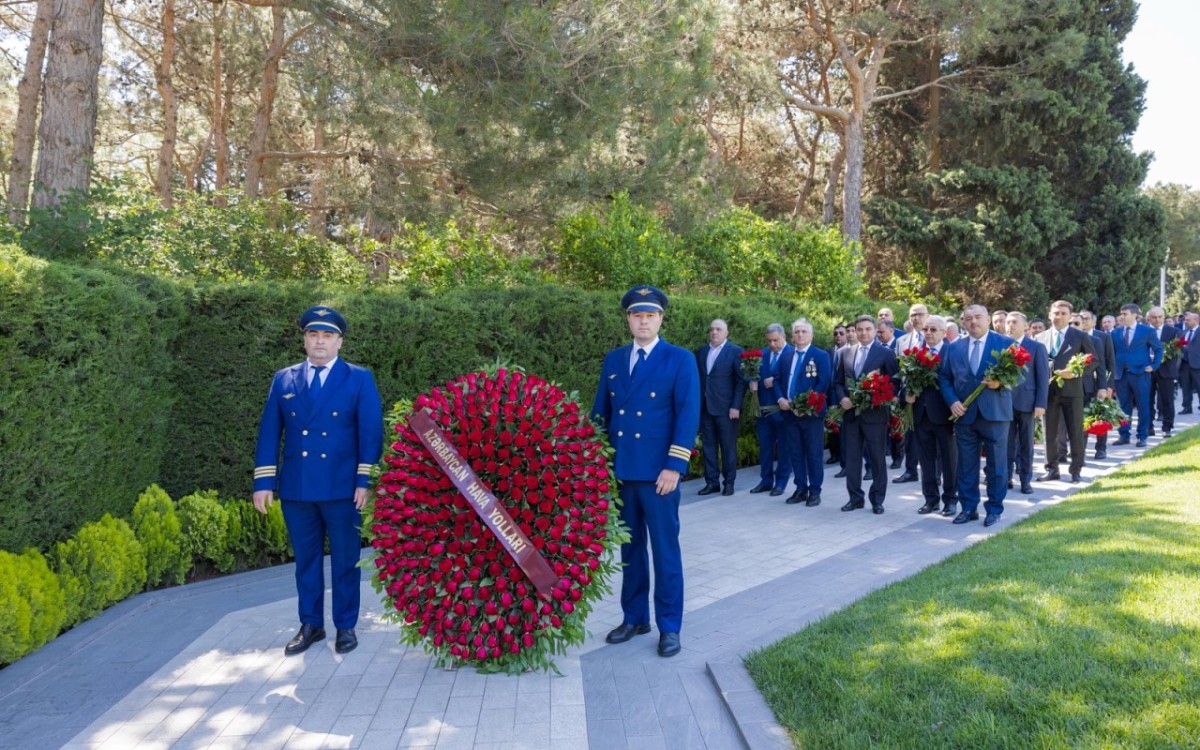 AZAL kollektivi Fəxri xiyabanı ziyarət edib - FOTOLAR