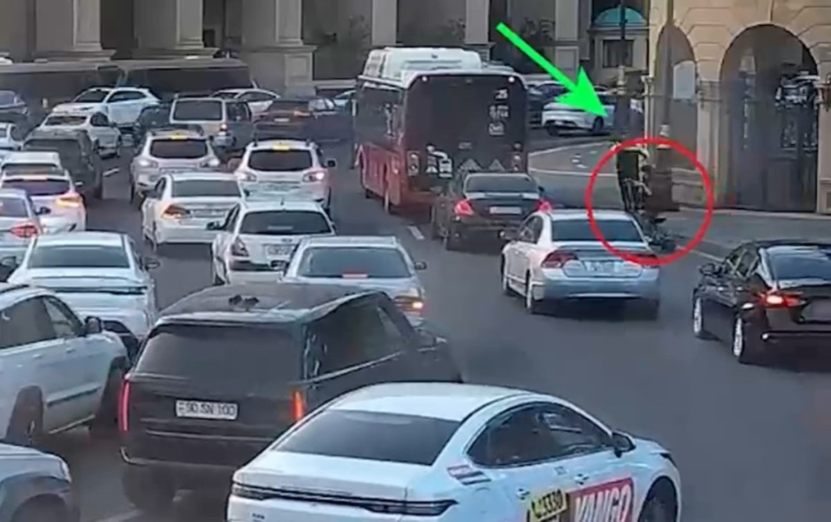 Yol polisi skuter sürən uşağı xilas etdi - Anbaan video