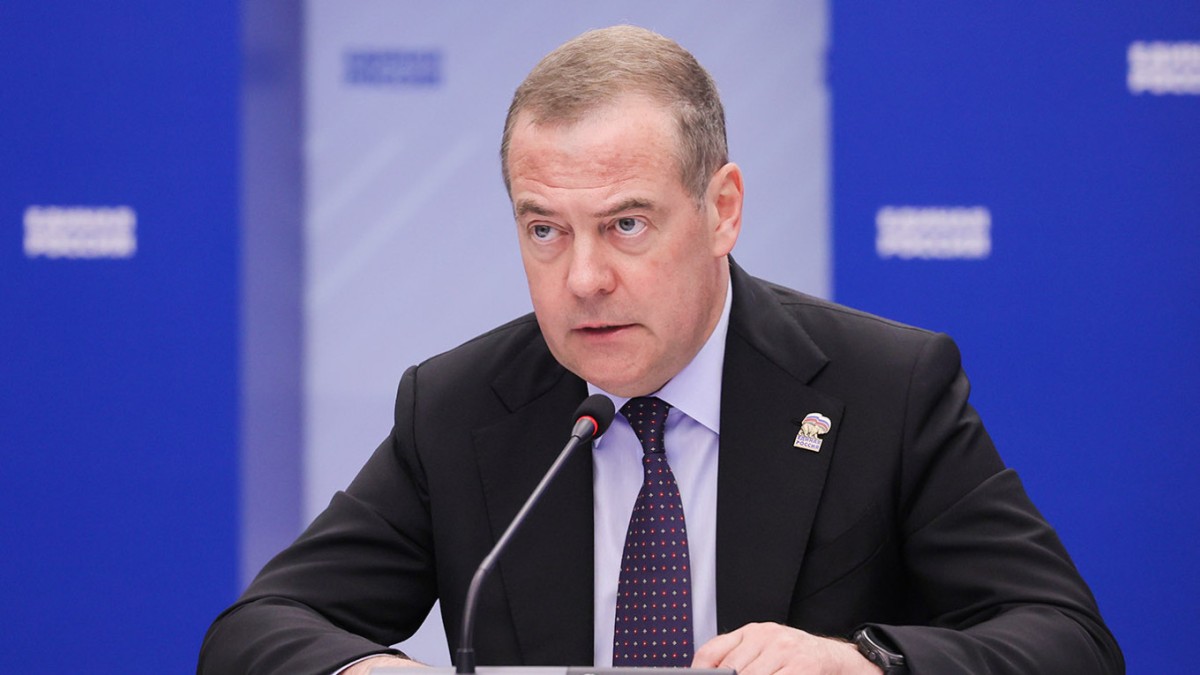 Medvedev: Paşinyan rəqiblərini sıradan çıxarır
