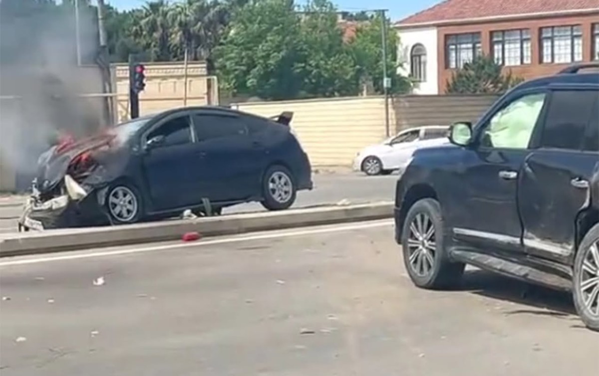 “Land Cruiser”lə toqquşan “Prius” alovlandı - Video