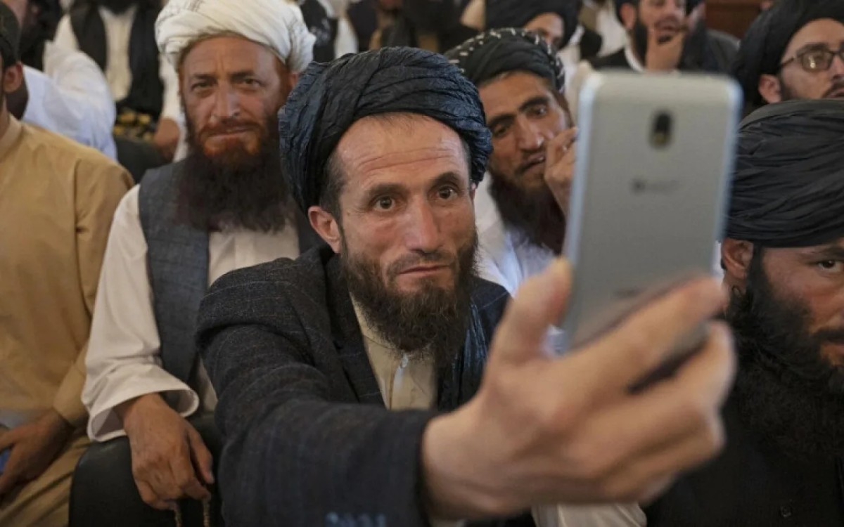 Əfqanıstan rəsmilərinə telefon qadağan edildi