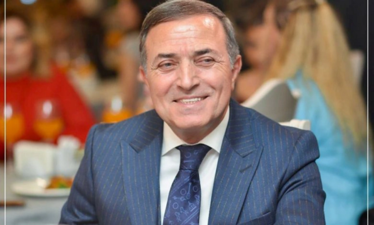 Mənimlə bir dəfə şəkil çəkdirib, deyir ki, ustadımdır